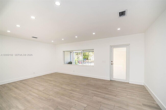 Foto del edificio - 330 SW 27th Rd