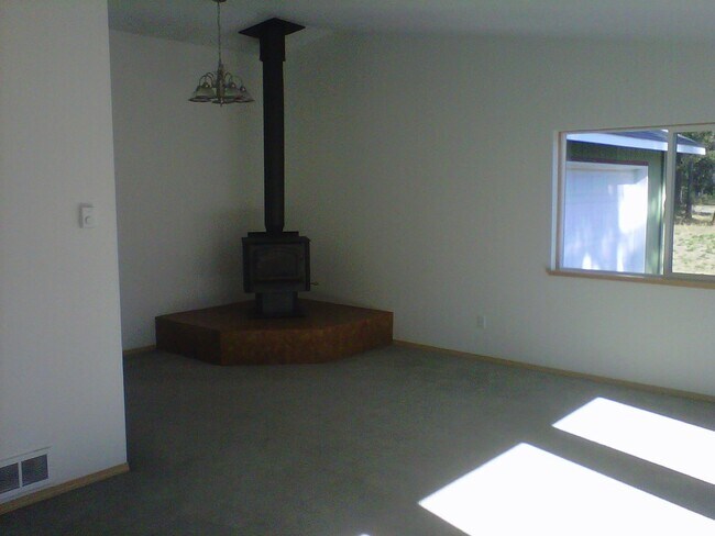 Foto del edificio - Rare 4 Bed 2 Bath with Attached Garage