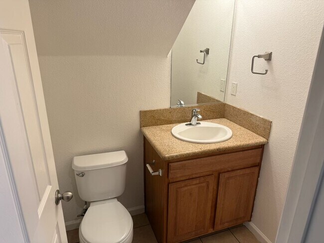 Building Photo - GREAT STOCKTON NEIGHBORHOOD! CLEAN UNIT WI...