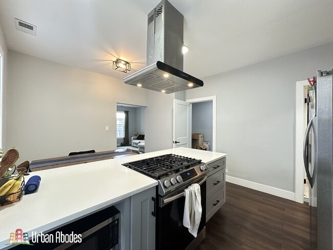 Building Photo - 1721 N Mozart St