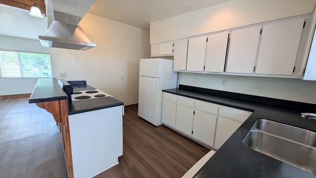 Foto del edificio - Darling Bungalow with New Flooring!