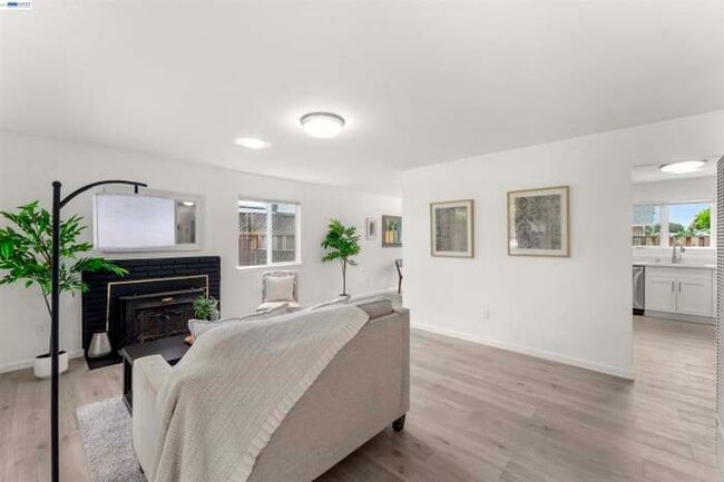 Building Photo - 40335 Robin St
