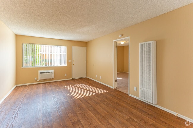 1BR, 1BA - Living Room - Reseda Village Green