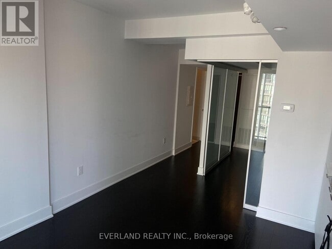 Building Photo - 955 Bay St.