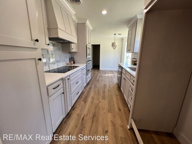 Building Photo - 4 br, 2.5 bath House - 540 Dunmoreland Drive