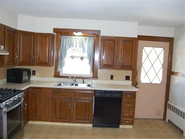 Building Photo - Adorable home for the family