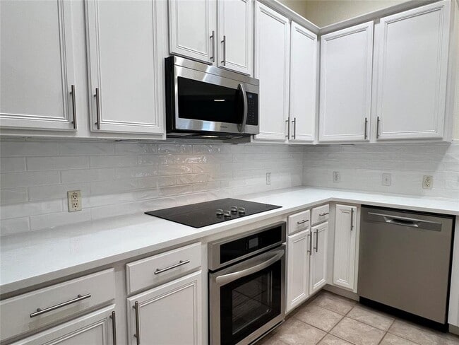 Building Photo - 10 Troon Dr