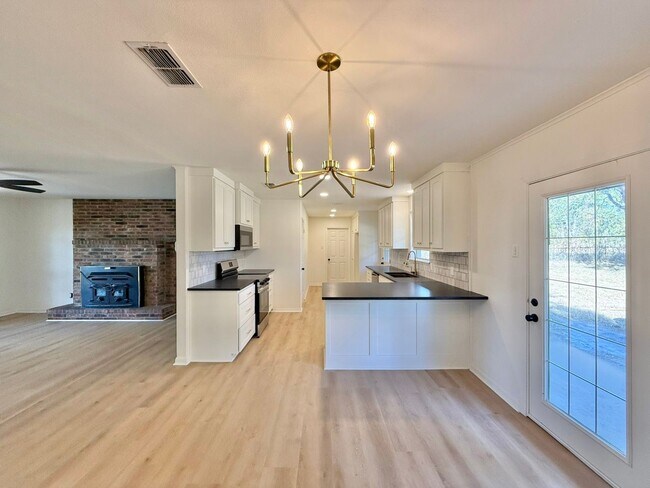 Foto del edificio - Spacious 3-Bedroom, 2-Bath Home with Bonus...