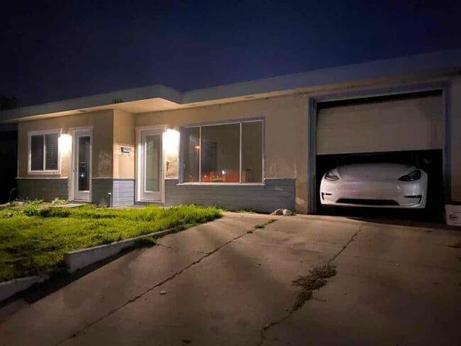 Building Photo - 1260 Canyon Del Rey Blvd