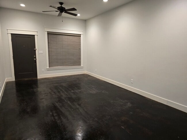 Building Photo - 305 S Pine St