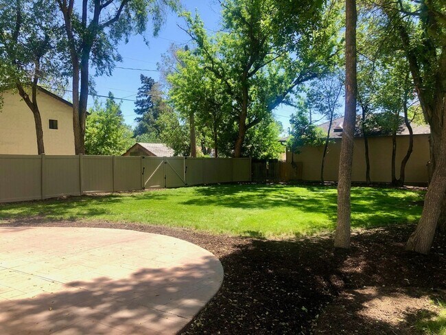 Foto del edificio - SUPER CUTE REMODELED 2BD COTTAGE ON OVERSI...