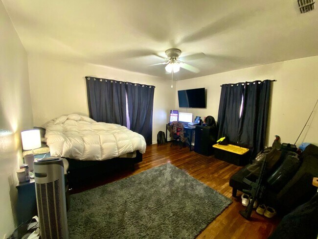 Foto del edificio - Pre-Leasing for Fall 2025! Four Bedroom in...