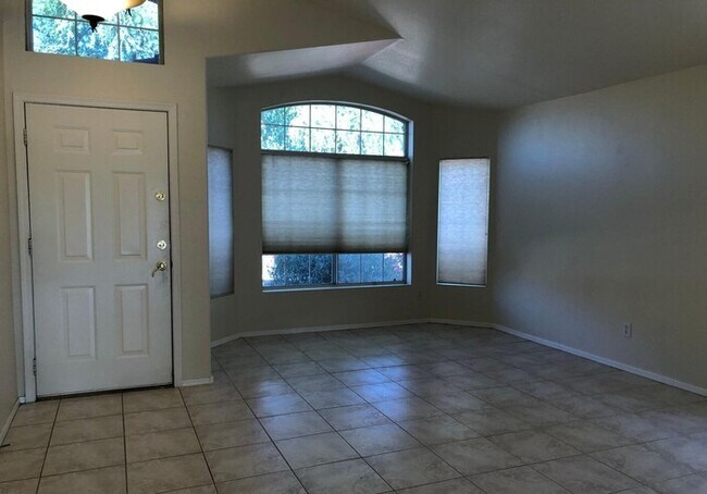 Foto del edificio - HUGE LOT IN POPULAR GATED COMMUNITY!