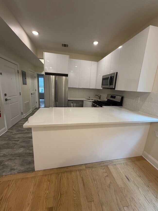 Building Photo - 84 Van Wagenen Ave