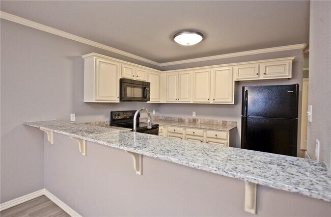 Foto del edificio - 4 Bed 4.5 Bath Townhouse just mins away from the University!