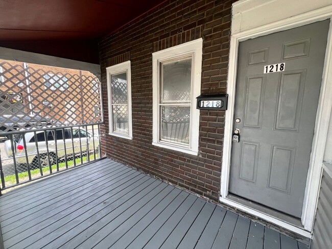 Building Photo - 4 bed 1 bath NEW RENO