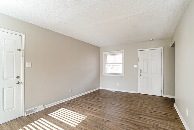 Building Photo - 1618 Longleaf Dr