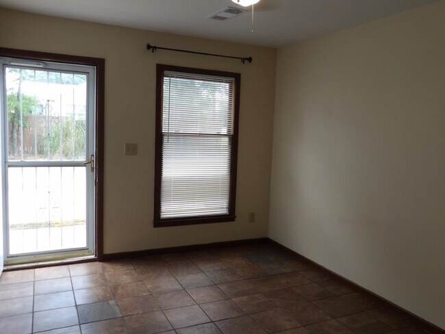 Foto del edificio - 3450 Macklen Rd