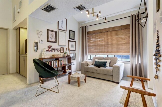 Foto del edificio - 7122 Wood Hollow Dr