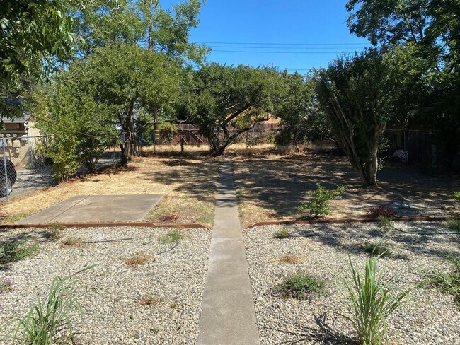 Building Photo - Charming 2 Bed 1 Bath Home