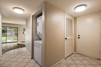 Building Photo - 925 Country Club Dr SE