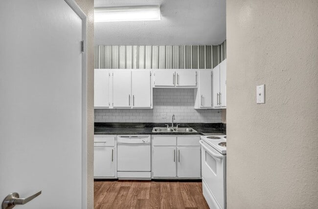 Building Photo - The Enclave