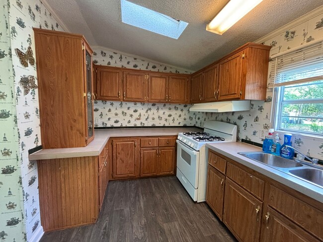 Building Photo - 4 BEDROOM HOME WITH NEW FLOORING