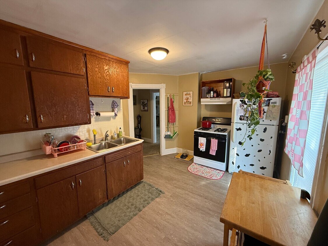 Foto principal - Spacious 1-Bedroom Upper Unit