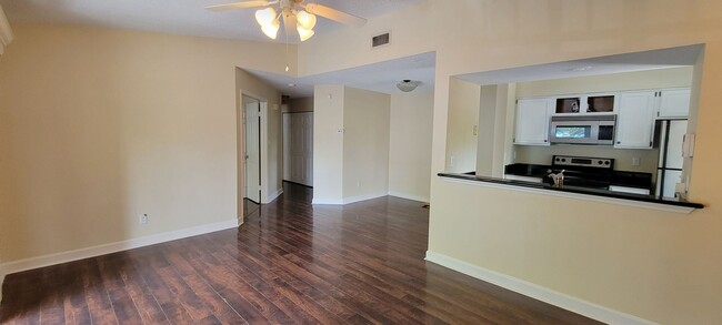 Building Photo - Second Floord, 2 bedroom 1 Bath Condo in A...