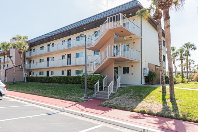 Foto del edificio - Ground Floor End Unit 2-Bed Condo with Lake Views | AVAIL NOW