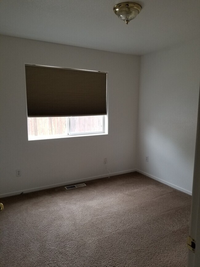 Building Photo - Charming 3 Bedroom Home