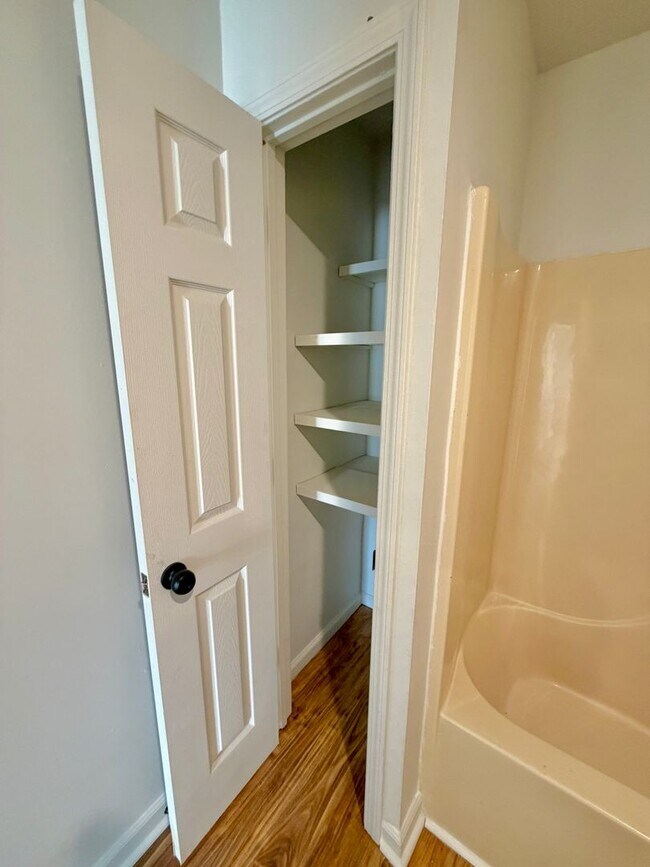 Foto del edificio - Newly Renovated 2 Bed / 1 Bath Apartment in Truman.  READY NOW!