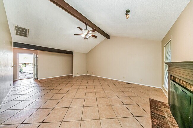 Foto del edificio - 8117 Turtle Dove Dr