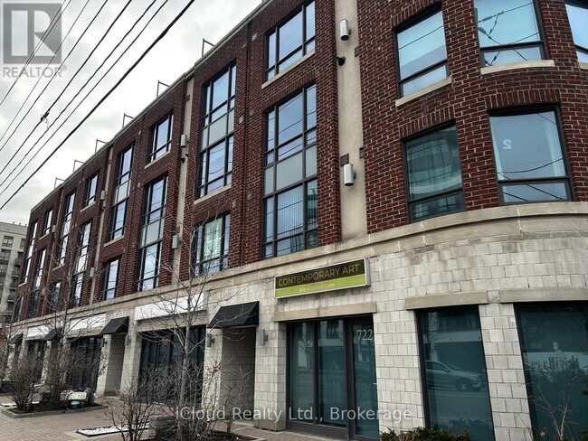 Photo du bâtiment - 724 Sheppard Ave W