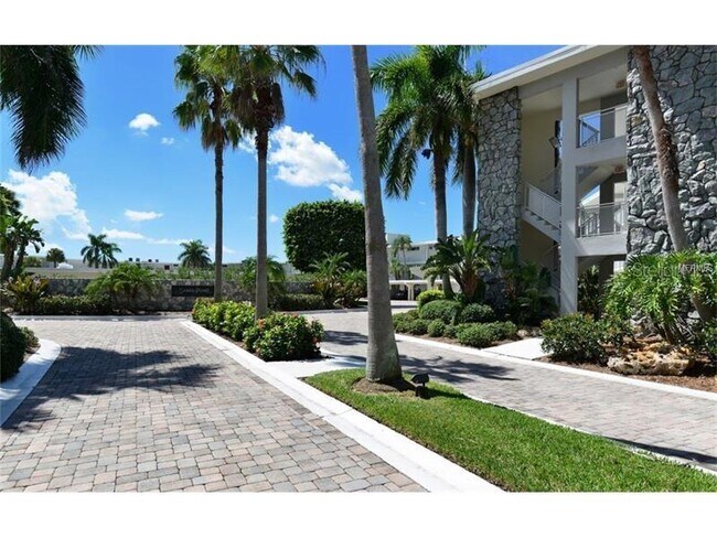 Foto del edificio - 100 Sands Point Rd