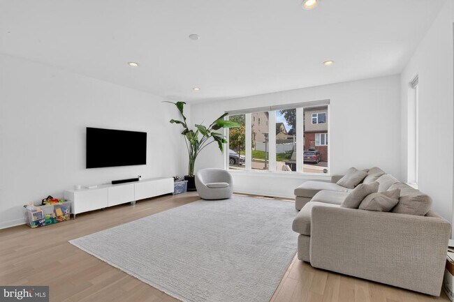 Foto del edificio - 7354 Ridge Ave