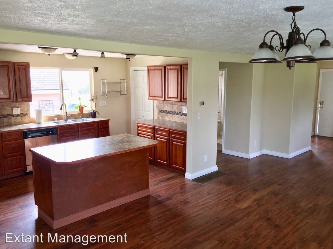 Building Photo - 4 br, 2 bath House - 10916 E. Grace