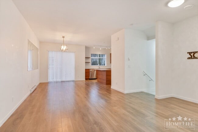 Building Photo - 3 Bed, 2.5 Bath Townhouse with Den for Rent in Surrey!