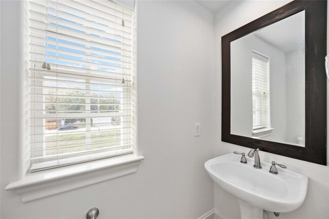 Building Photo - 2122 Lakeshore Edge Dr