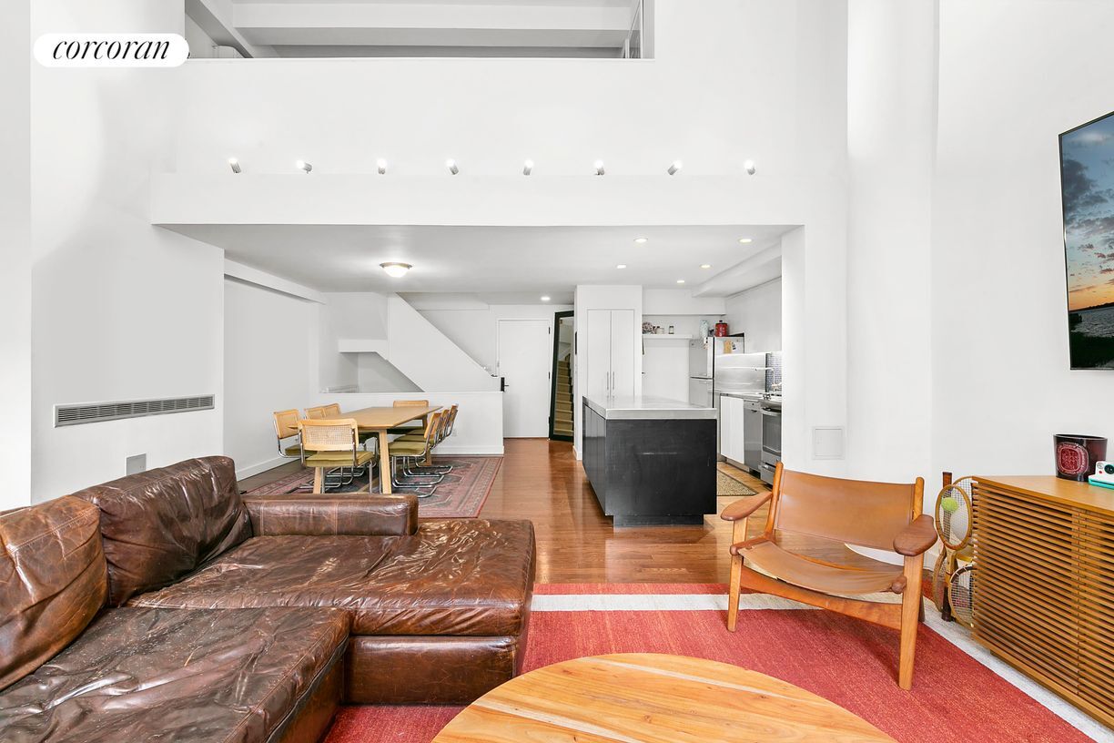 Primary Photo - 251 W 19th St