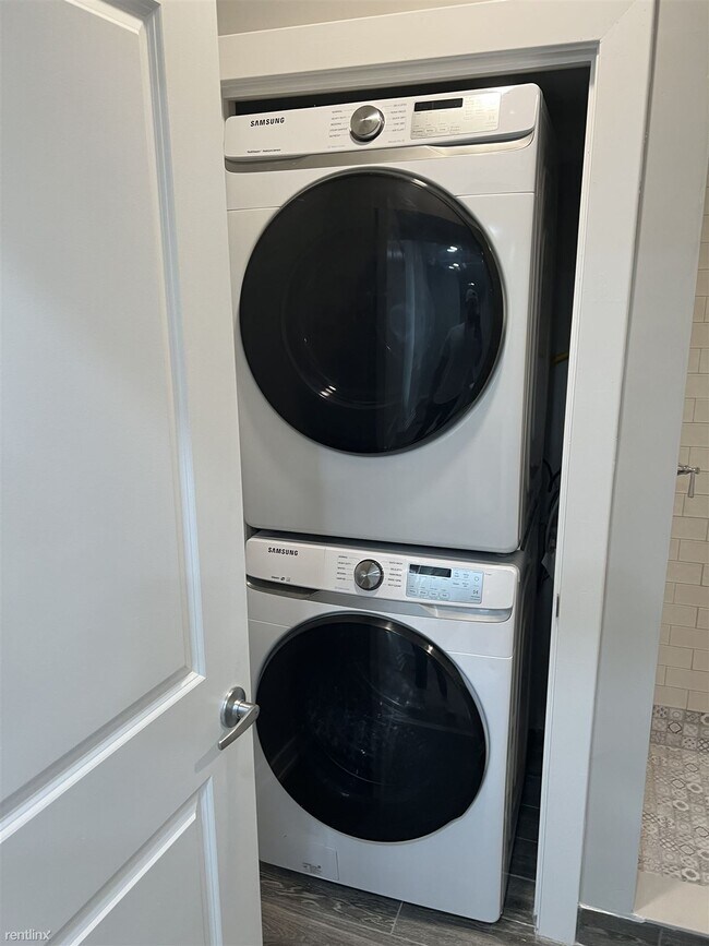 Foto del edificio - 1 br, 1 bath Duplex - 168 Green Lane Level 1