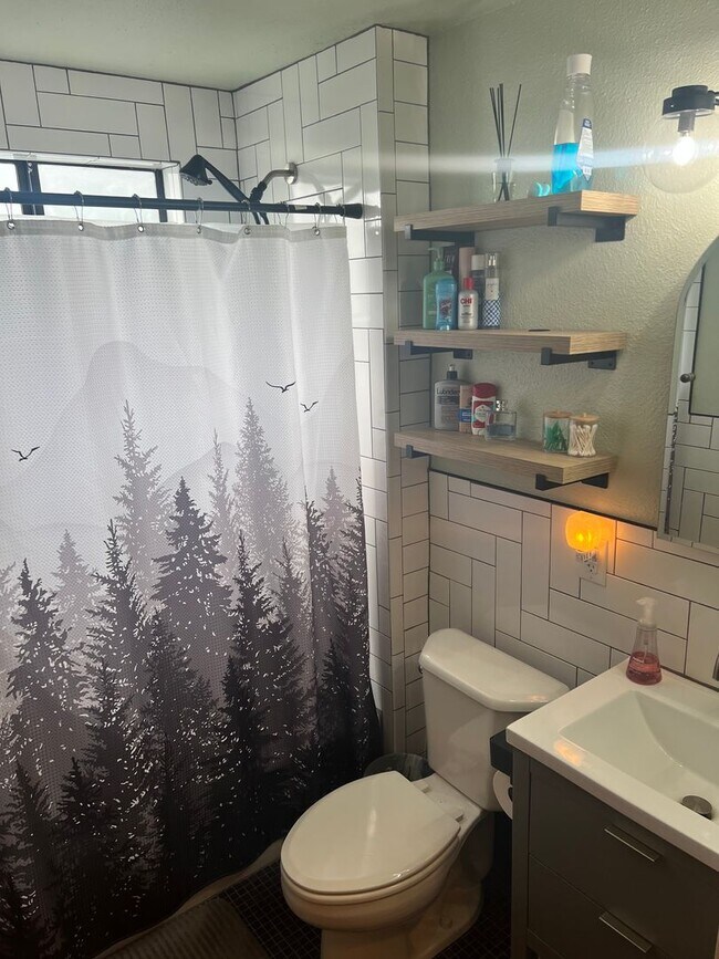 Foto del edificio - ADORABLE 3 BEDROOM, 1 BATHROOM, SINGLE FAM...