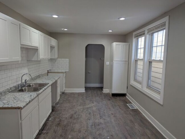 Building Photo - Beautiful 3 Bed 1 Bath For Rent!