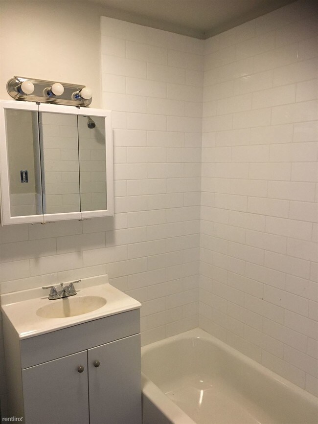 Building Photo - 3 br, 1 bath Apartment - 22 Cator Ave