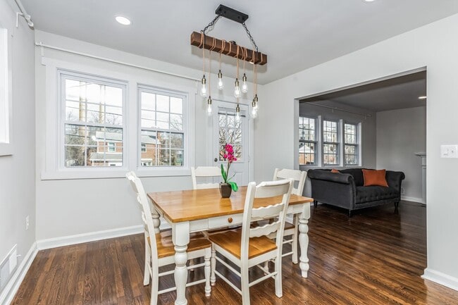 Building Photo - Meticulously well renovated 4Bd/3Bth home ...