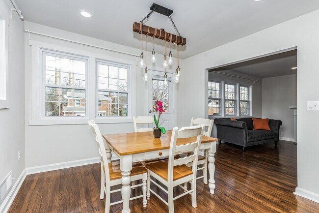 Foto del edificio - Meticulously well renovated 4Bd/3Bth home ...