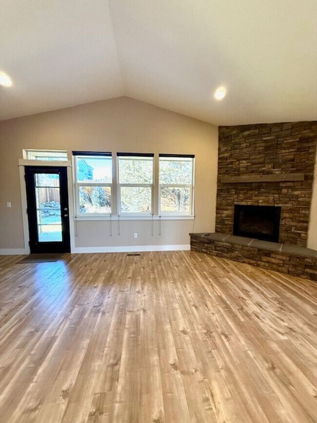 Building Photo - Fabulous Single Level 3 Bedroom High End H...