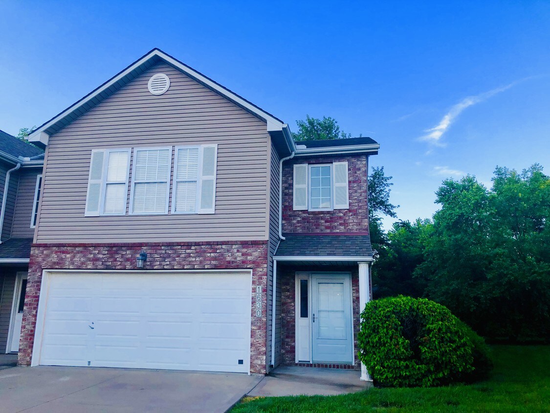1630 NW Garrett Dr, Blue Springs, MO 64015 Townhome Rentals in Blue