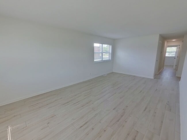 Building Photo - 5BR Renovated Home - Accepting Section 8
