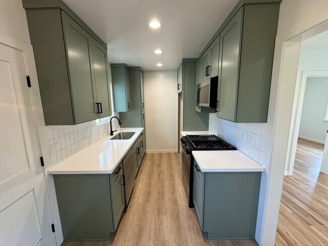 Foto del edificio - Remodeled Midtown Apartment- Private Washer/Dryer +AC!!